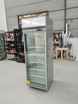 Inserisca il refrigeratore di vetro di Embraco Multideck per l'operatore al minuto